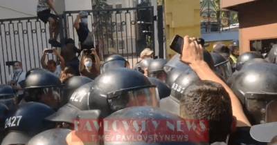 С дымовыми шашками и шинами: под ОП произошли столкновения "Нацкорпуса" и полиции (фото, видео)
