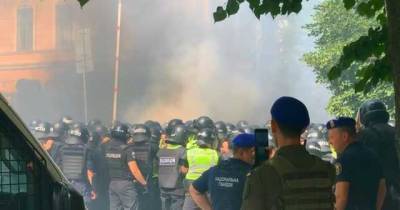 Появилось видео жестких столкновений Нацкорпуса с полицией под Офисом президента