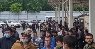 Мигранты устроили массовую драку в Москве и попали на видео