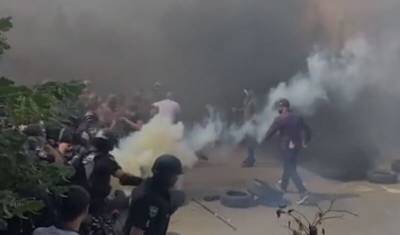 Националисты во время митинга у офиса Зеленского устроили потасовку с полицейскими