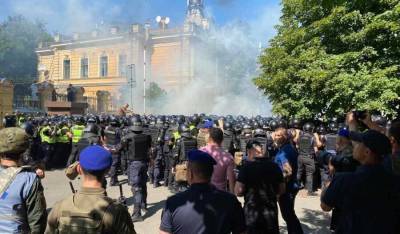 СМИ: в ходе столкновений с радикалами в Киеве пострадали восемь полицейских