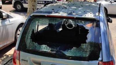 Рассердился из-за взломанной машины в Рамле - и разбил стекла всех автомобилей на улице