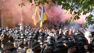 Аваков отправил своих националистов на штурм офиса Зеленского