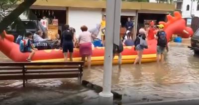 В Анапе людей из затопленных районов эвакуировали на надувном драконе