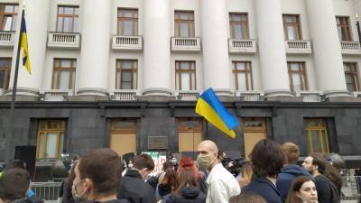 Украинские националисты устроили драку с полицией возле офиса Зеленского