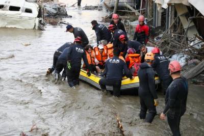 Большая поисково-спасательная операция: число жертв наводнения в Турции достигло 40