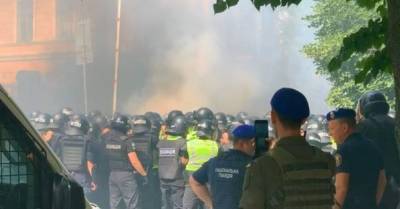 Столкновения Нацкорпуса с полицией на Банковой: пострадали 8 правоохранителей (ФОТО)