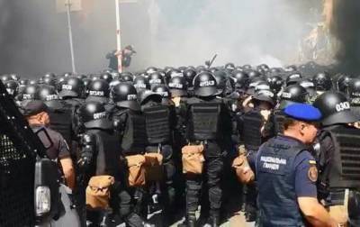 В столкновениях на акции под ОП пострадали полицейские и Нацгвардейцы