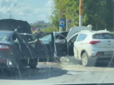 В центре Рязани произошла серьëзная авария с тремя автомобилями