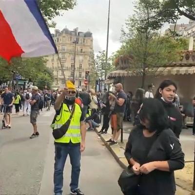 Акция сторонников "желтых жилетов" против санитарных пропусков проходит в Париже