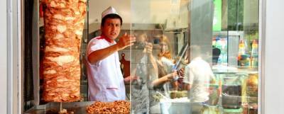 В Китае назвали шаурму и блины самой вкусной уличной едой в России