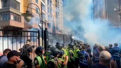 Новости на "России 24". Столкновения в Киеве: около 10 силовиков получили травмы