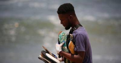 Африканский художник делает картины из выброшенных в море шлепанцев (фото)