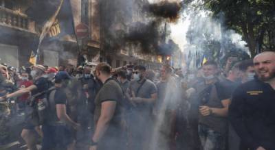 В Киеве произошли массовые столкновения с полицией перед Офисом президента, есть раненые
