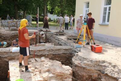 Новгородские археологи раскопали подвал палаты архиепископа Василия Калики