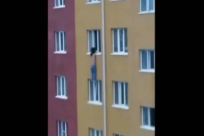 В Горно-Алтайске женщина удерживала висящего на подоконнике 8 этажа мужчину