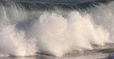 В Китае сильная волна смыла в море местных жителей, погибли 10 человек