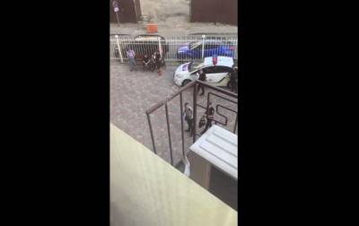 В Одессе из окна выпал ребенок, приехавший с родителями на отдых - СМИ