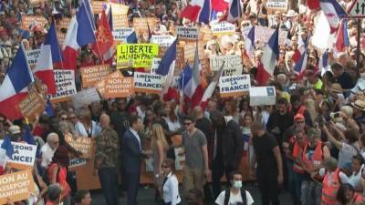 Во Франции проходят акции против санитарных паспортов