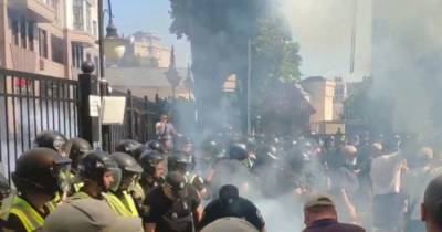 «Во субботу, чуть не плача»: нацики в Киеве избивали полицейских и оскорбляли Зе