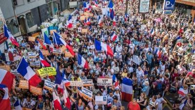 Тысячи человек вышли на митинги против COVID-паспортов во Франции