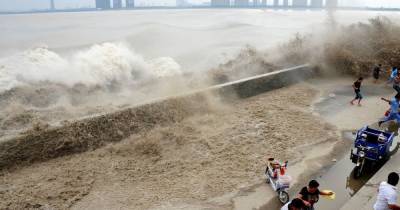 В Китае огромной волной унесло в море 17 человек (фото, видео)