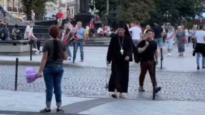 "Стой, с*ка": пранкер во Львове оделся священником и с матом гонялся за прохожим