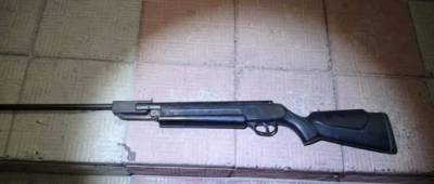 На Луганщине 17-летний парень выстрелил из пневматической винтовки в компанию детей