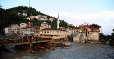 Число жертв наводнения на севере Турции достигло 58 человек