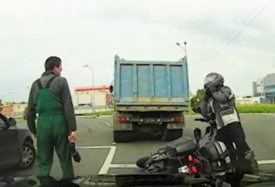 Водитель мусоровоза напал на мотоциклиста в Петербурге