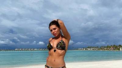 Молодая жена Ивлева полностью оголилась на пляже и выложила фото в сети
