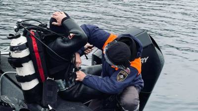 Спасатели подняли из озера тело четвертого погибшего при крушении Ми-8