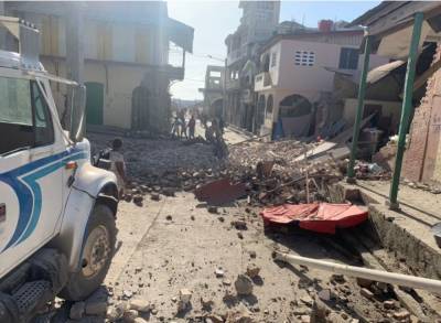 На Гаити в результате землетрясения погибло 304 человека