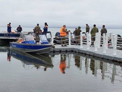 Еще одно тело подняли со дна озера на Камчатке, куда упал вертолет Ми-8 с туристами