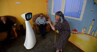 "Робин джан, что будет с Карабахом?" Робот изменил жизнь обитателей дома престарелых