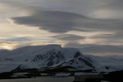 Фото дня: Украинцы сняли над Антарктикой необычные «облака-НЛО» (ФОТО)