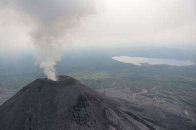 Вулкан Карымский на Камчатке выбросил столб пепла на два километра
