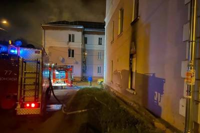 В Новомосковске на пожаре в многоквартирном доме спасли 16 человек
