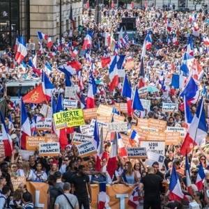 Во Франции проходят массовые протесты из-за паспортов здоровья