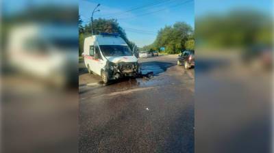 В Воронеже два человека попали в больницу после столкновения скорой и «ВАЗ-2115»
