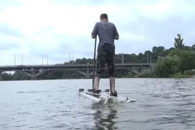 В Виннице мужчина создал лыжи для хождения по воде, видео