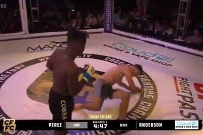 Боец MMA нокаутировал соперника за 15 секунд