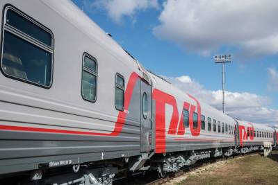 Поезд из Великих Лук опоздал в Петербург из-за аварии на переезде
