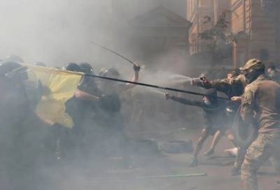 В Киеве нацисты устроили столкновения с полицией под офисом Зеленского
