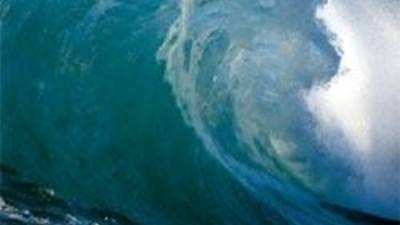 В Китае мощная волна смыла в море 17 туристов: спасти удалось не всех