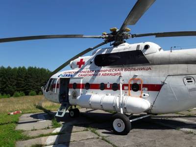 В Прикамье вертолет эвакуировал пациента с пневмонией прямо посреди трассы