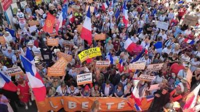 Во Франции вновь проходят масштабные митинги против паспортов здоровья