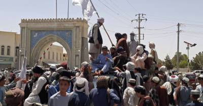 Власти Афганистана сдают Кабул талибам: боя не будет (ВИДЕО)