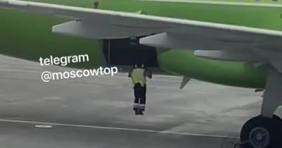 В Домодедове спортивный сотрудник воспользовался самолетом в качестве турника