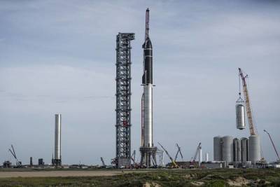 Крупнейшая ракета Илона Маска готова к первому полету